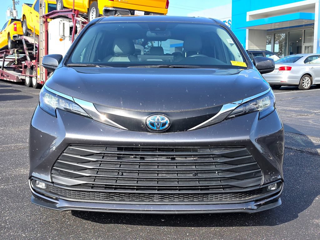 Used 2025 Toyota Sienna XLE FWD image 9