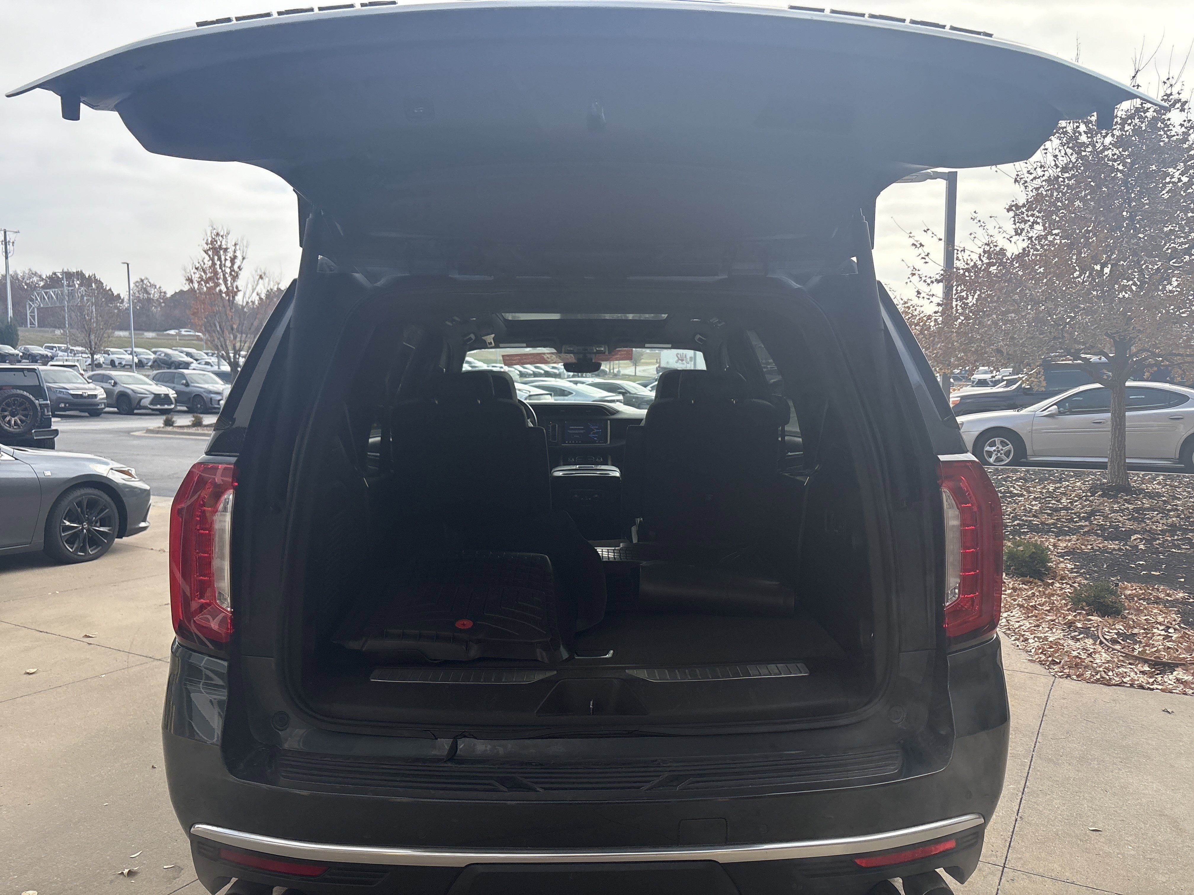 Used 2021 GMC Yukon Denali w/ Denali Premium Package image 32