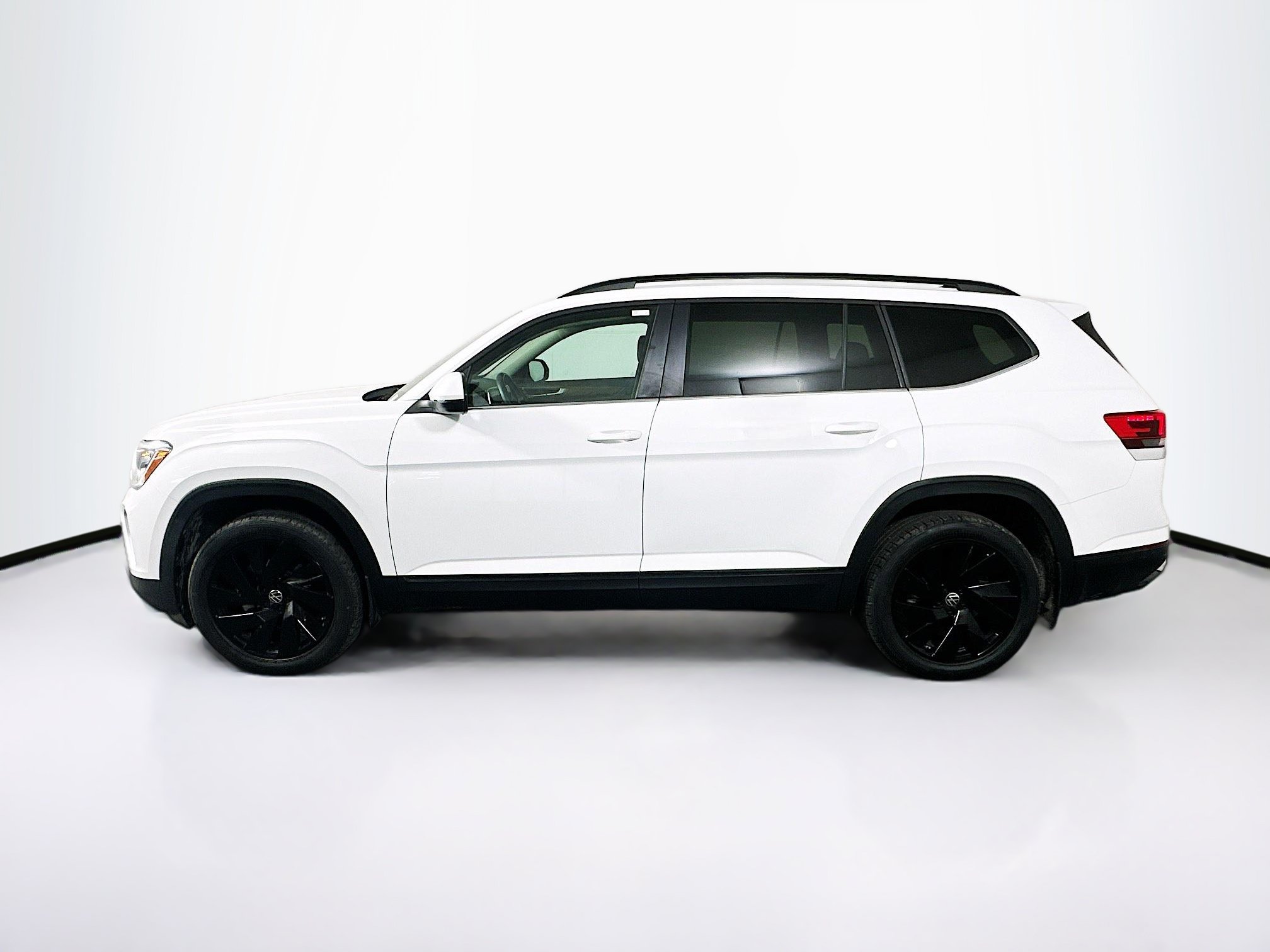 Used 2024 Volkswagen Atlas SE w/ Black Wheel Package FWD image 4