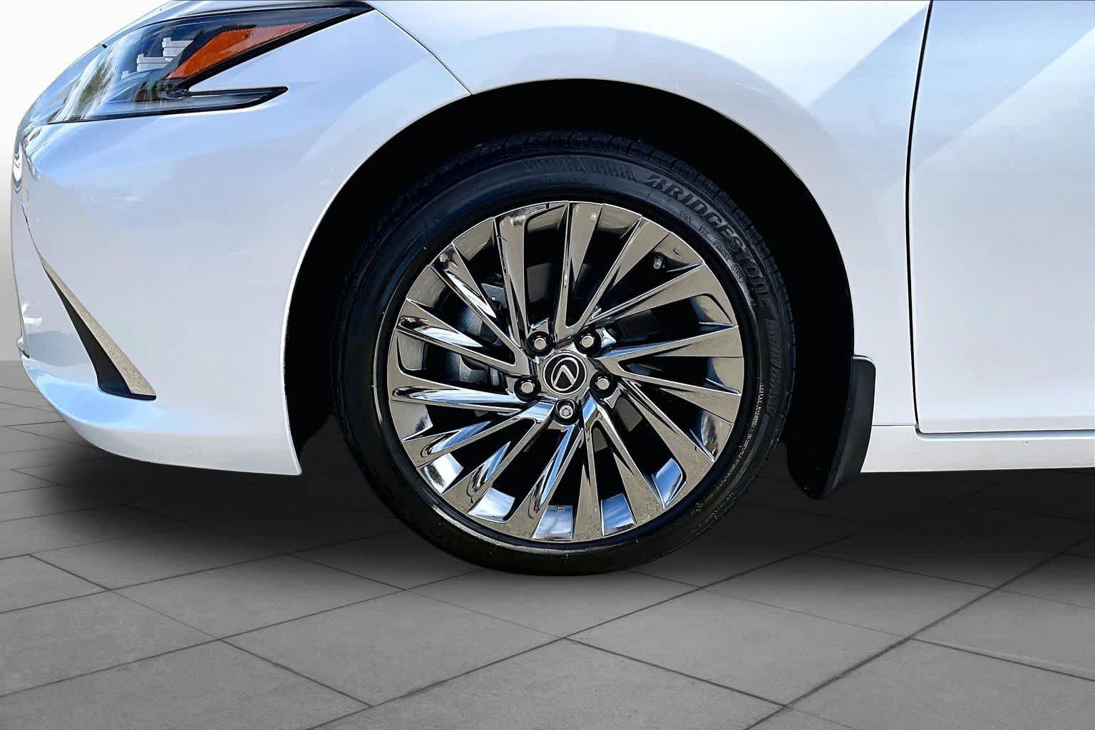 Used 2024 Lexus ES 300h w/ Luxury Package FWD image 10