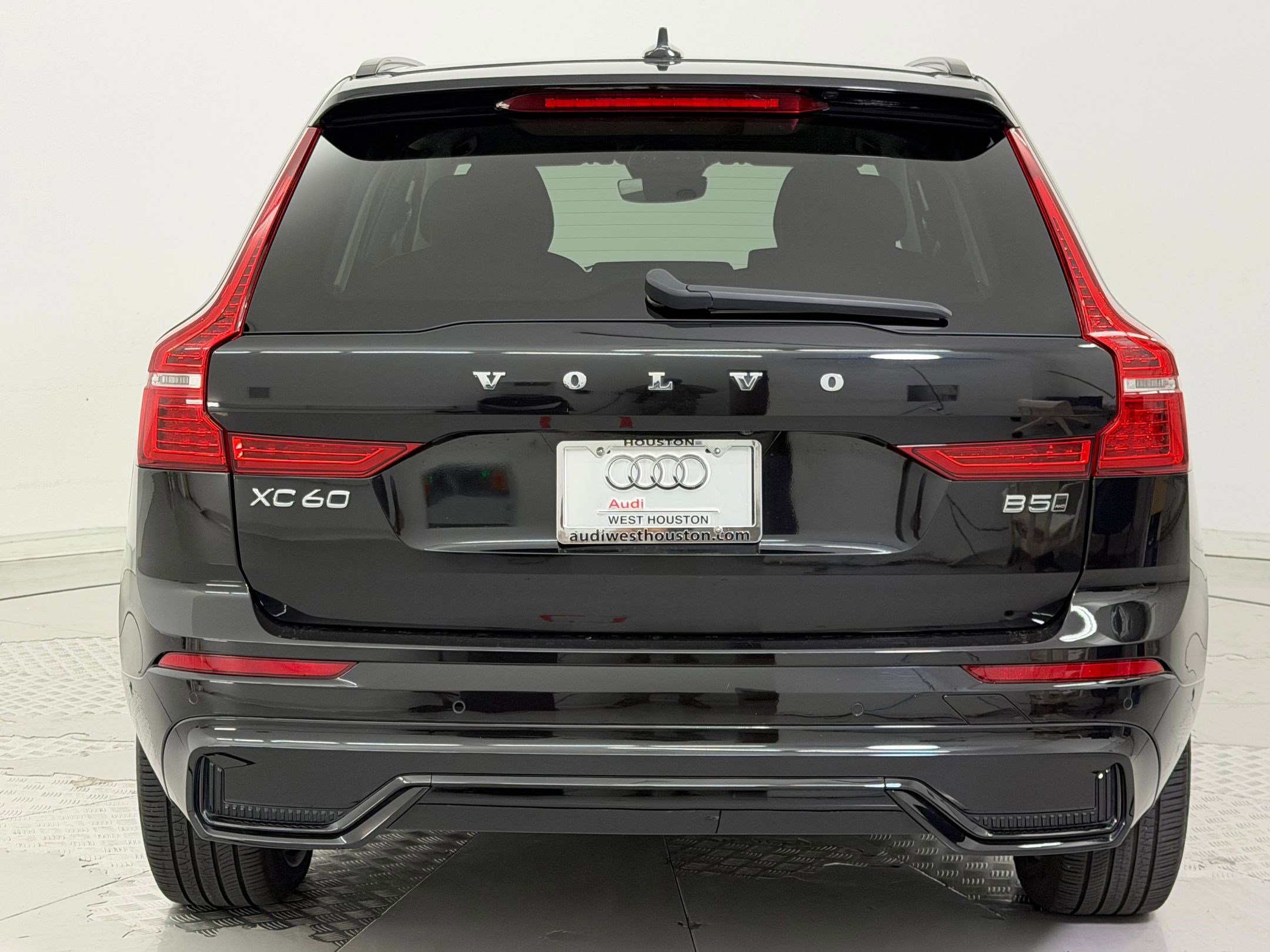 Used 2025 Volvo XC60 B5 Plus image 10