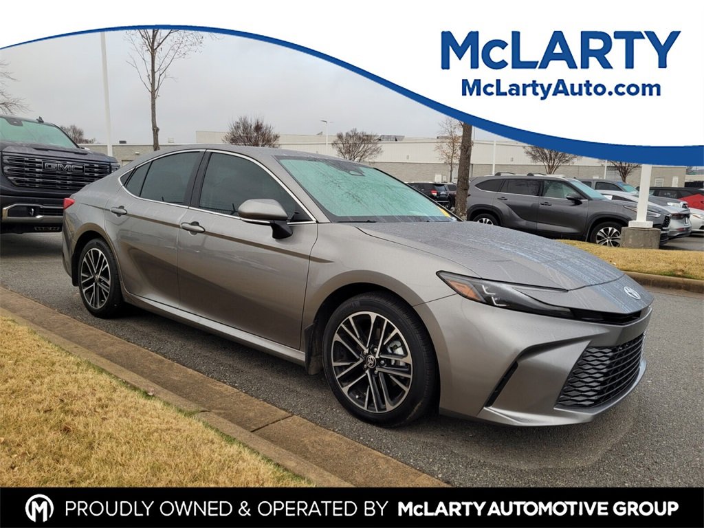 Used 2025 Toyota Camry XLE image 1