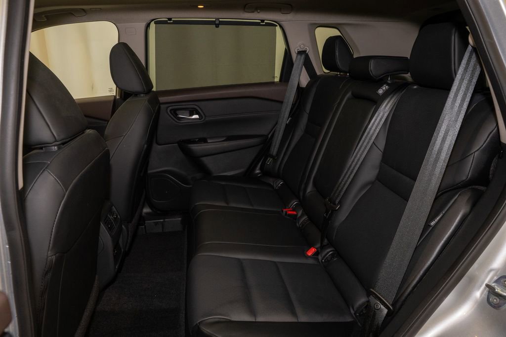 Used 2023 Nissan Rogue SV w/ SV Premium B Package image 9