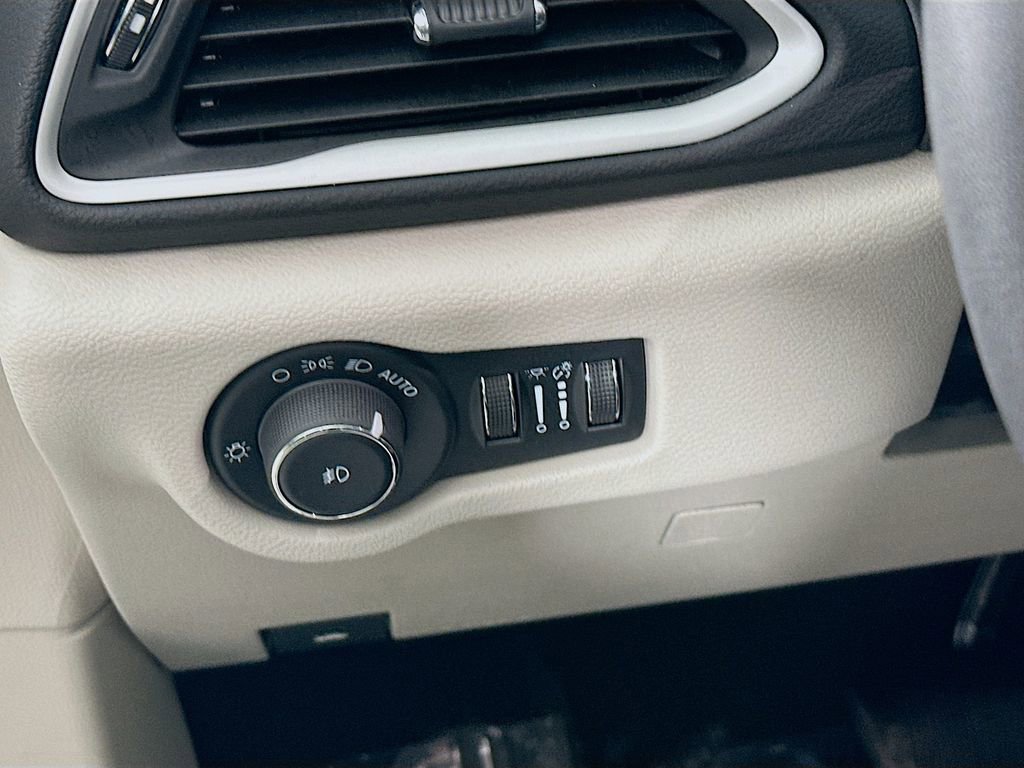 Used 2024 Chrysler Pacifica Touring-L image 17