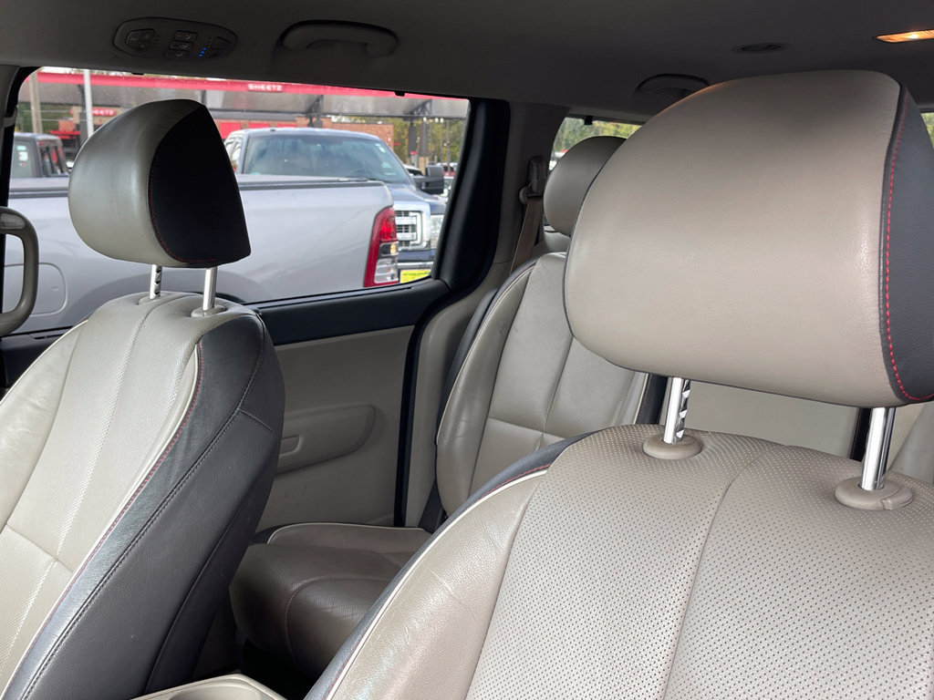 Used 2017 Kia Sedona LX w/ LX Essentials Premium Package FWD image 11