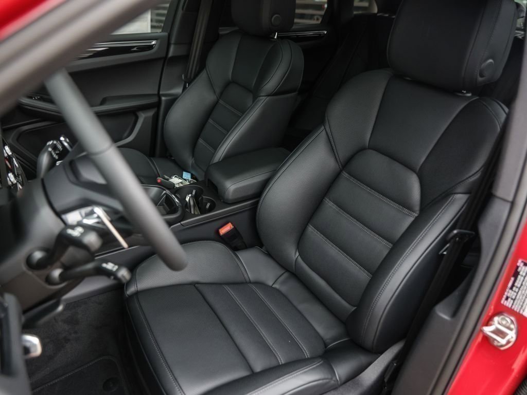 Certified 2025 Porsche Macan AWD/4WD image 5