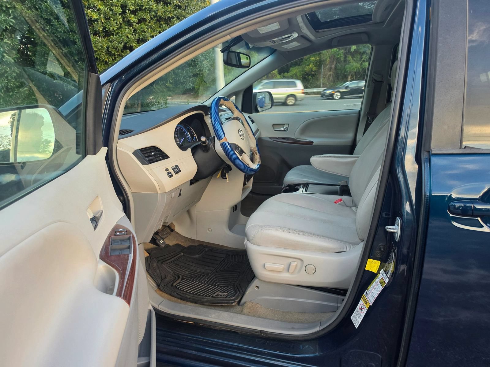 Used 2012 Toyota Sienna XLE FWD image 10