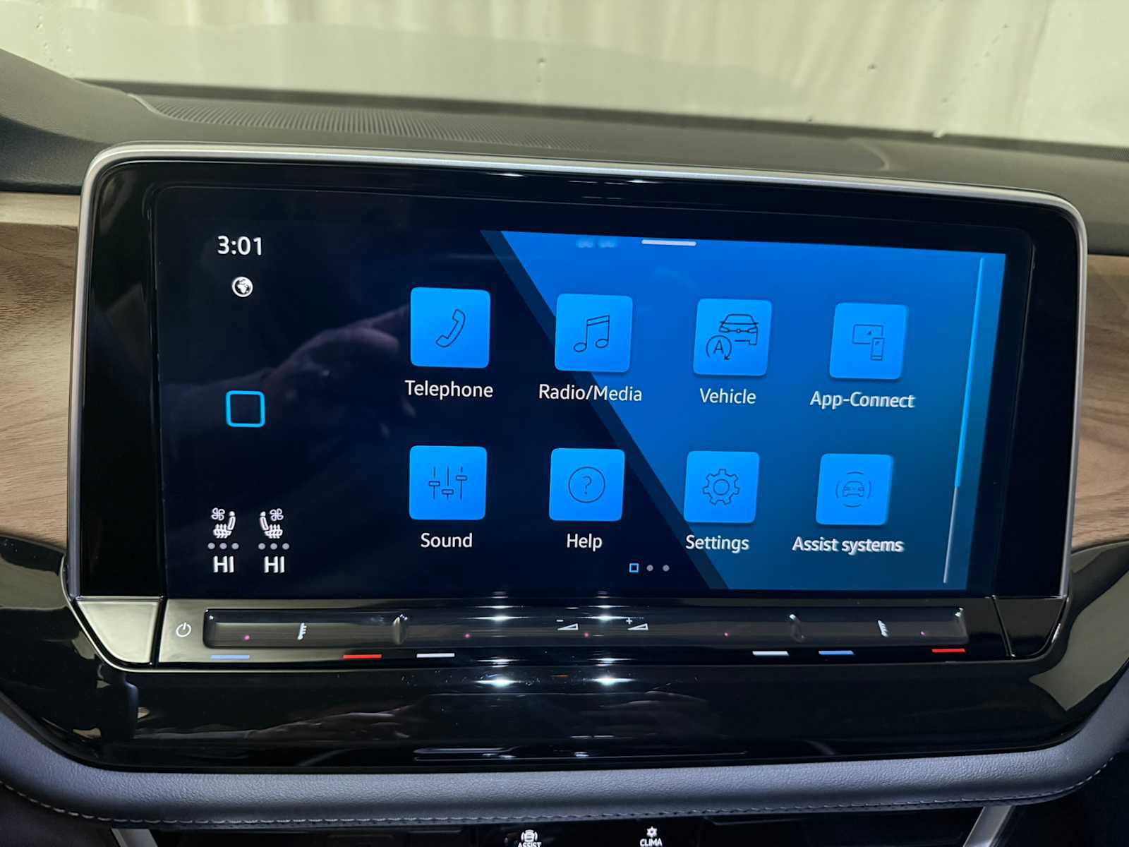 Certified 2025 Volkswagen Atlas SE image 31