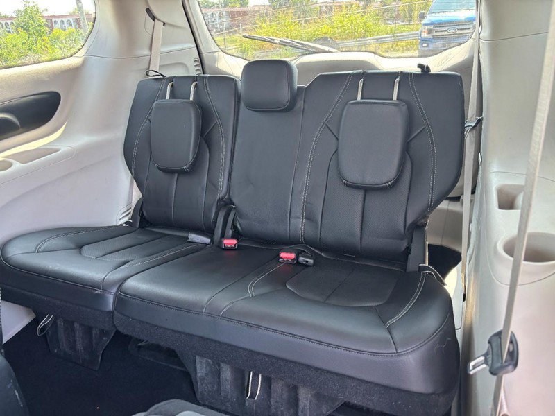 Used 2022 Chrysler Pacifica Touring-L FWD image 13