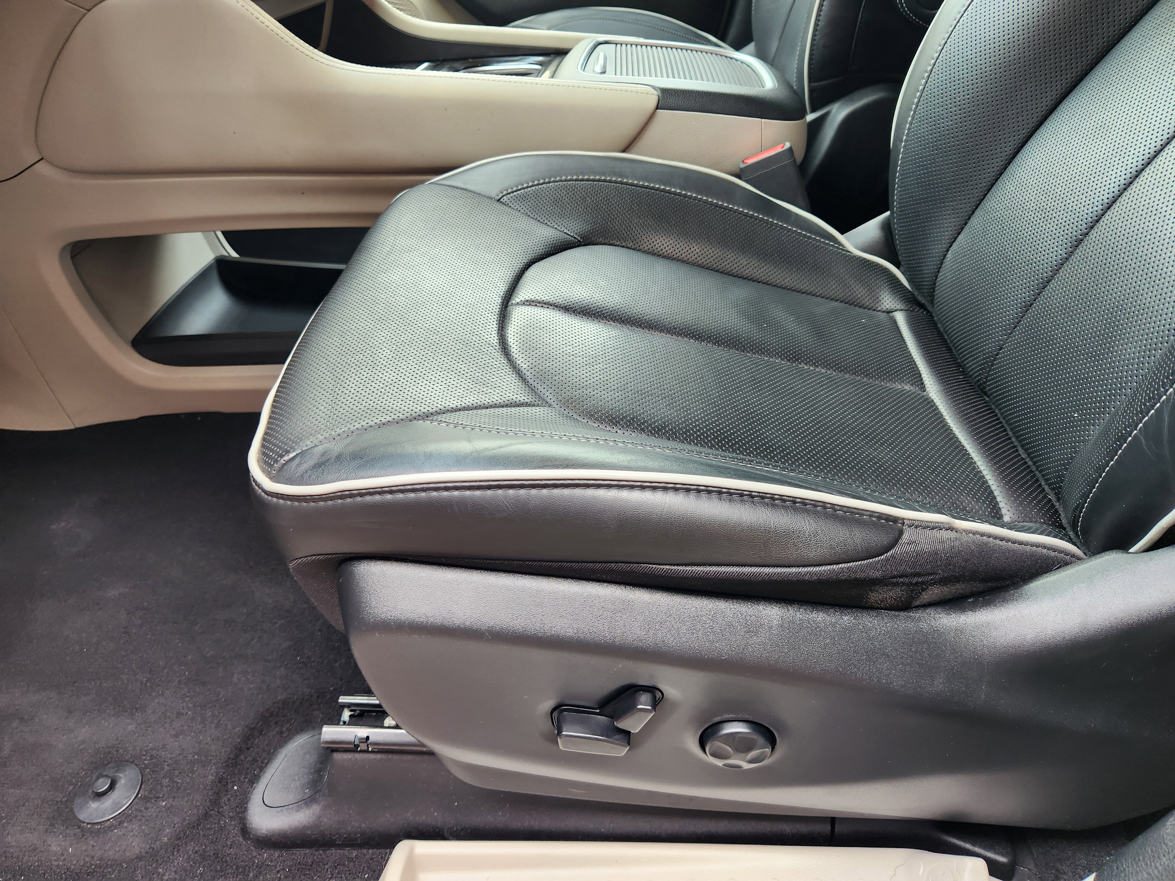 Used 2023 Chrysler Pacifica Limited FWD image 26