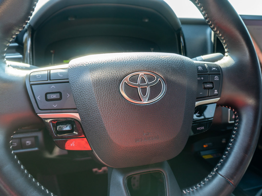 Used 2025 Toyota Camry SE FWD image 30