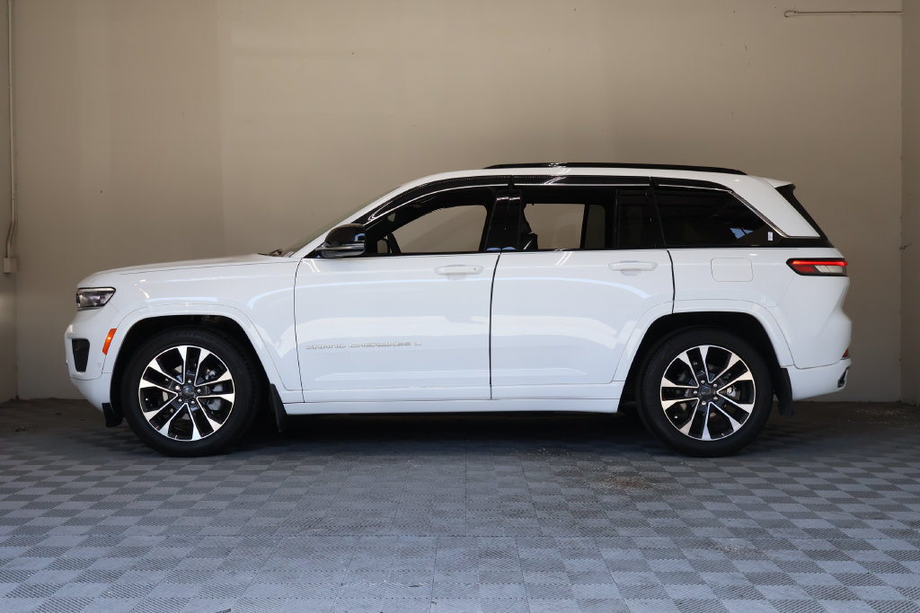 Used 2025 Jeep Grand Cherokee Overland w/ Luxury Tech Group IV AWD/4WD image 7