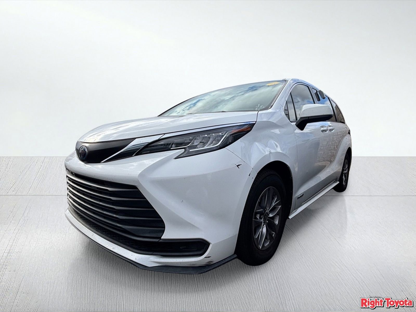 Certified 2021 Toyota Sienna LE FWD image 2