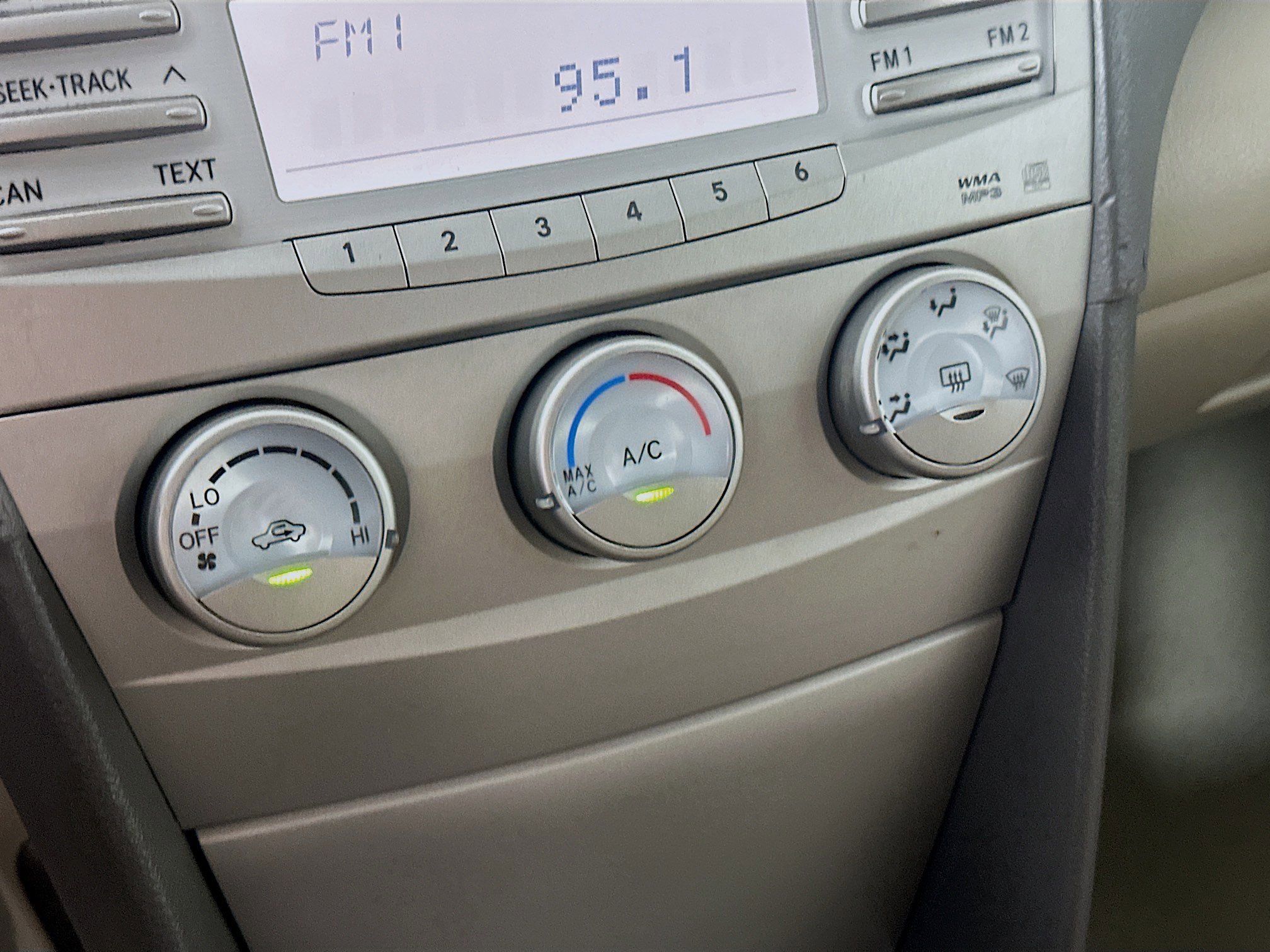 Used 2010 Toyota Camry LE FWD image 21
