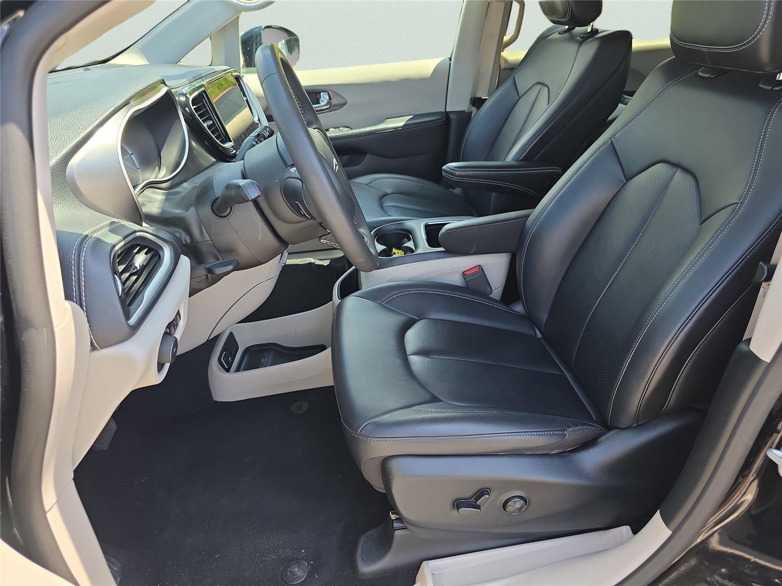 Used 2024 Chrysler Pacifica Select image 32