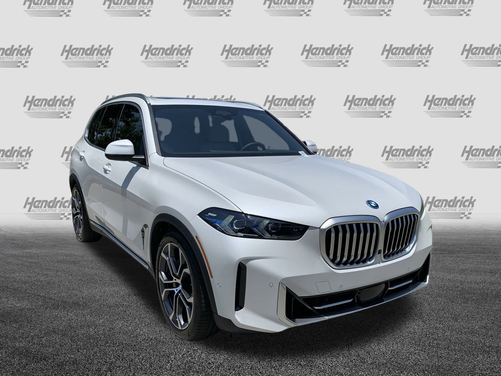 Used 2026 BMW X5 xDrive50e image 2