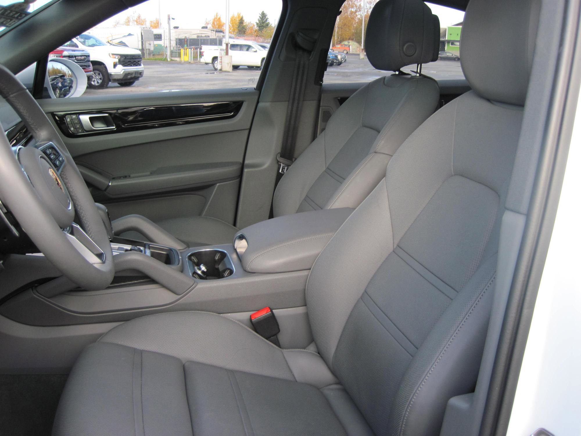 Used 2023 Porsche Cayenne Coupe image 12