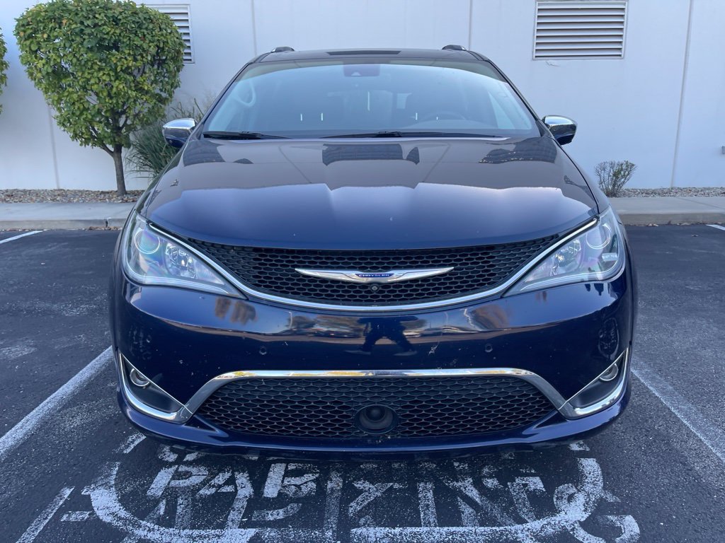 Used 2018 Chrysler Pacifica Limited w/ Tire & Wheel Group FWD image 2