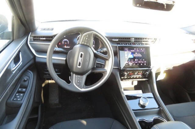 New 2025 Jeep Grand Cherokee L Laredo w/ Luxury Tech Group I image 16