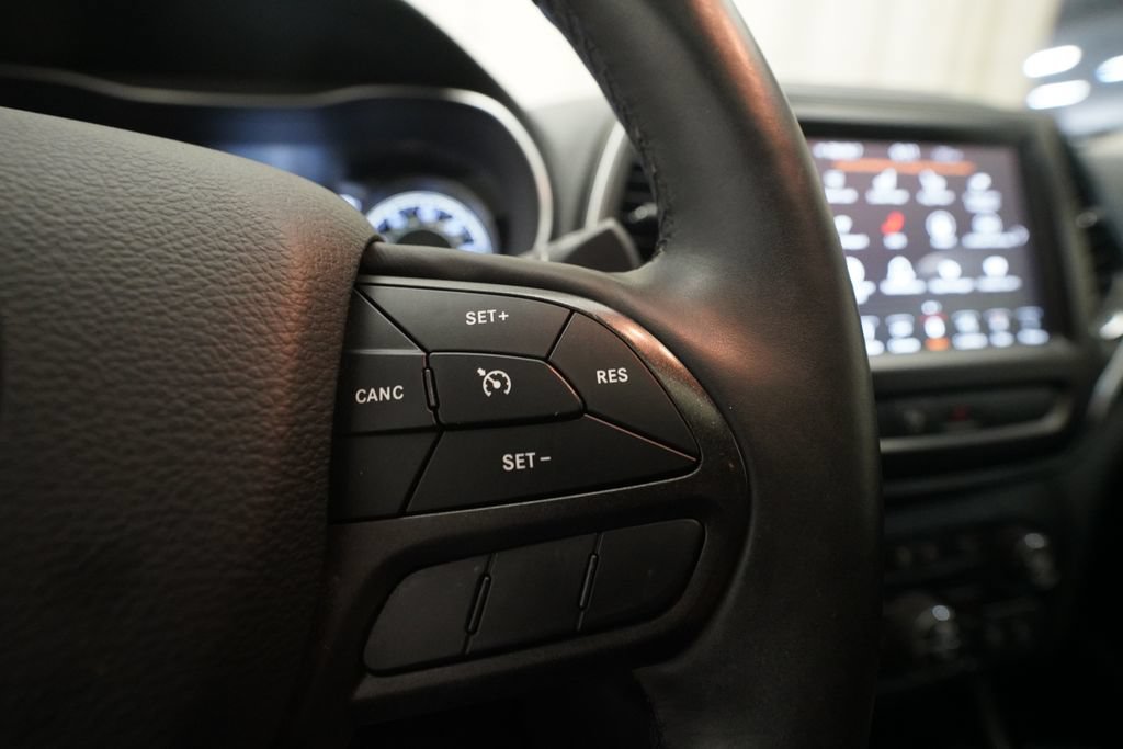 Used 2019 Jeep Cherokee Trailhawk w/ Comfort/Convenience Group AWD/4WD image 19