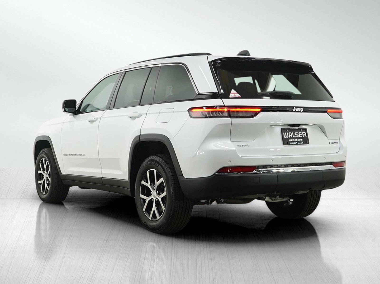 Used 2024 Jeep Grand Cherokee Limited AWD/4WD image 3
