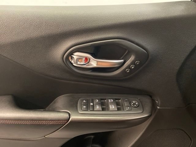 Used 2019 Jeep Cherokee Trailhawk AWD/4WD image 19
