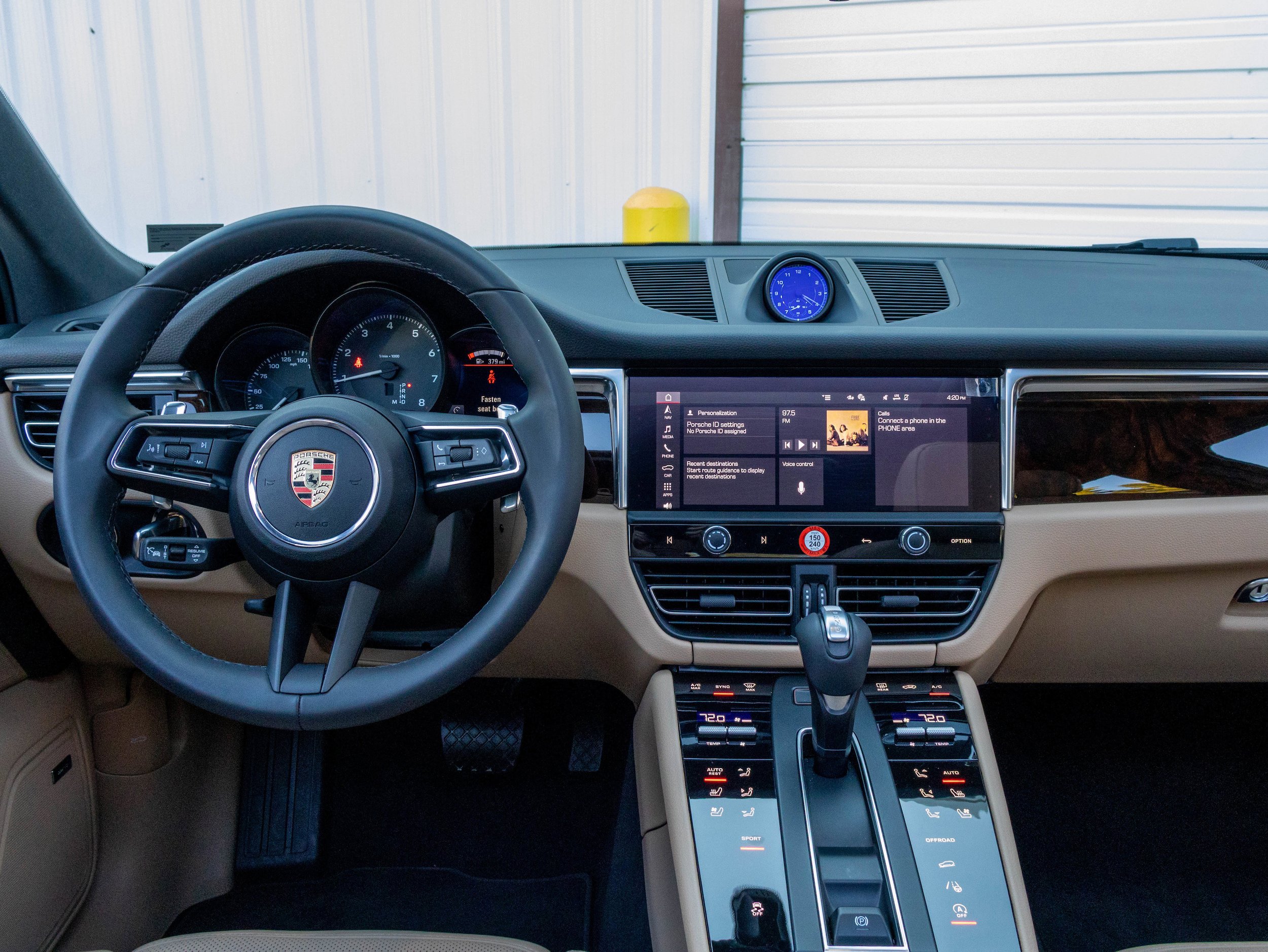 Certified 2025 Porsche Macan AWD/4WD image 17