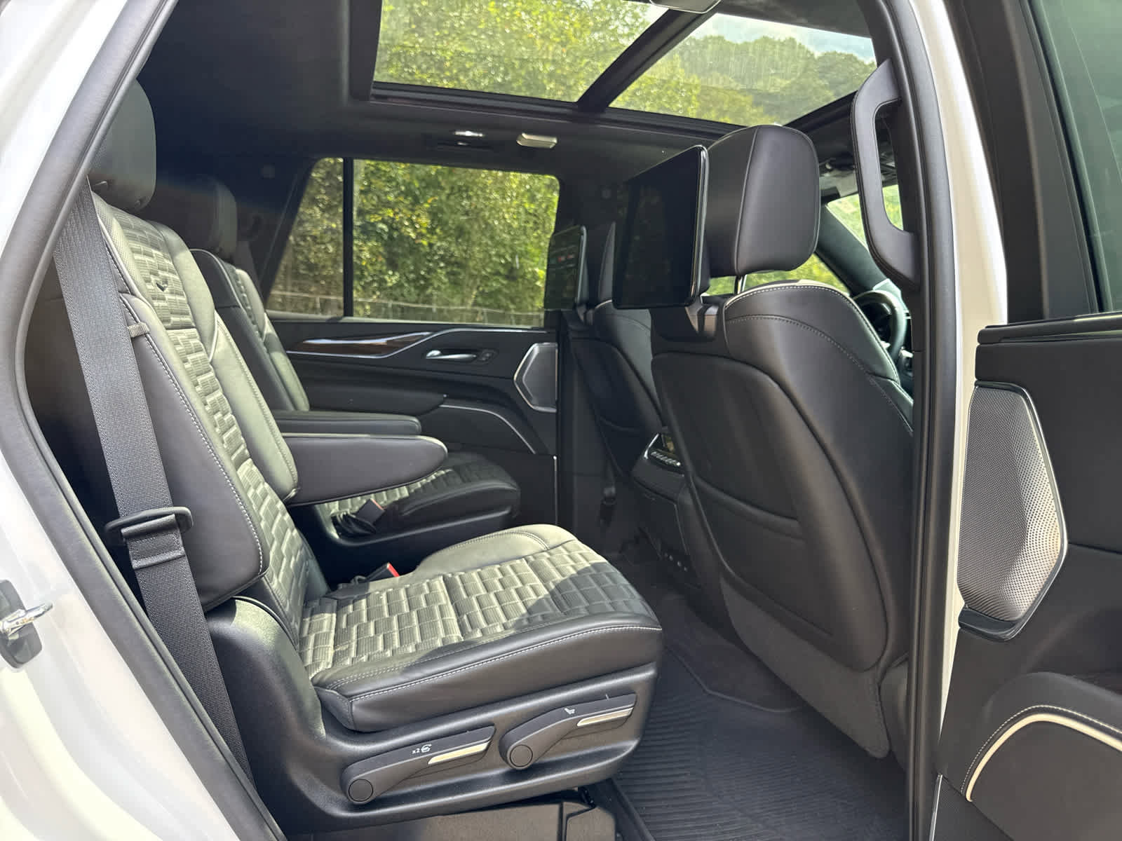 Used 2023 Cadillac Escalade Sport Platinum w/ LPO, ONYX Package image 32