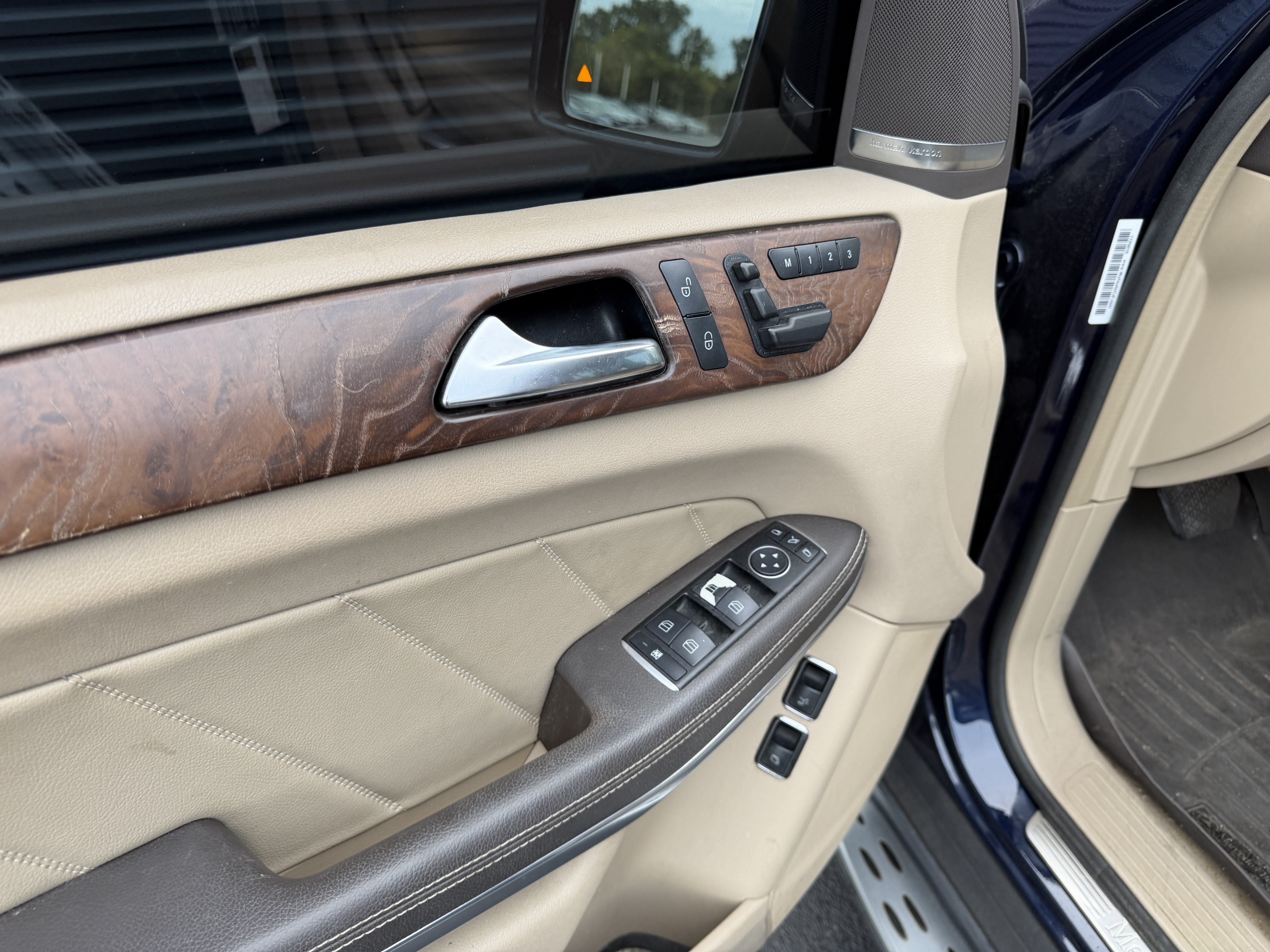 Used 2015 Mercedes-Benz GL 550 4MATIC image 22