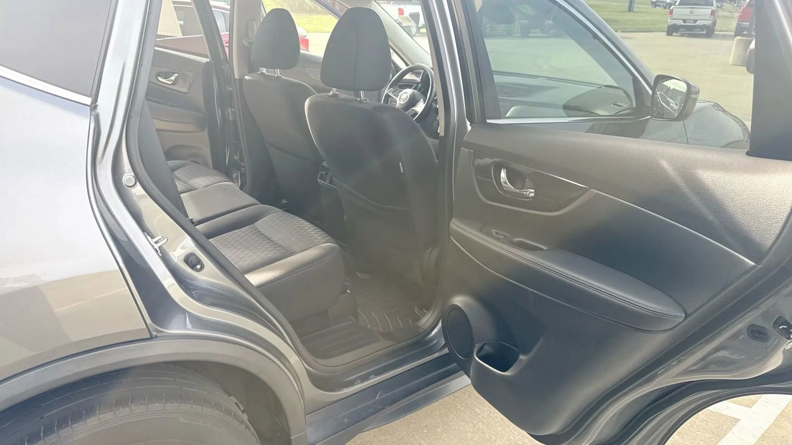 Used 2020 Nissan Rogue SV image 23