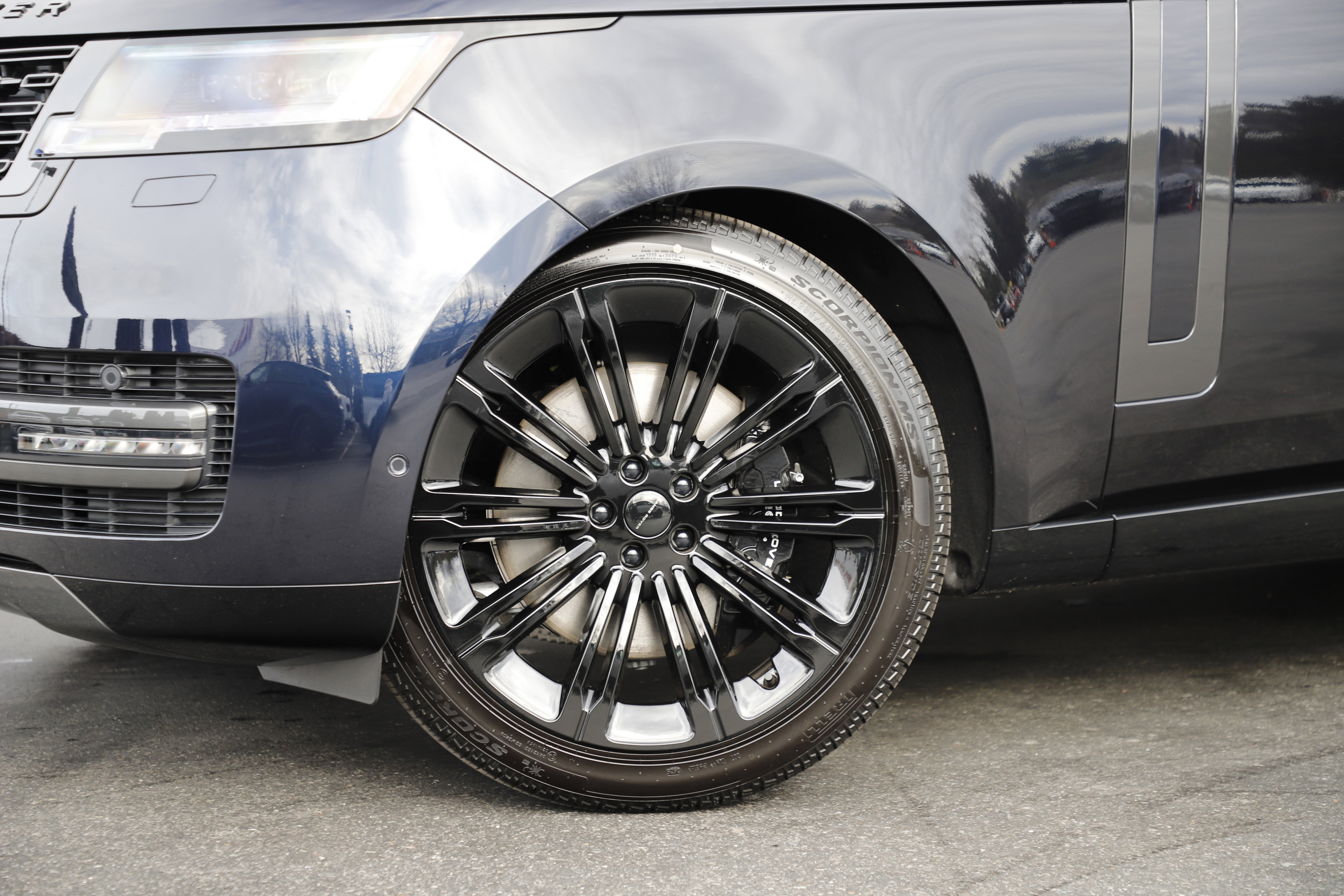 New 2026 Land Rover Range Rover Long Wheelbase SE AWD/4WD image 2