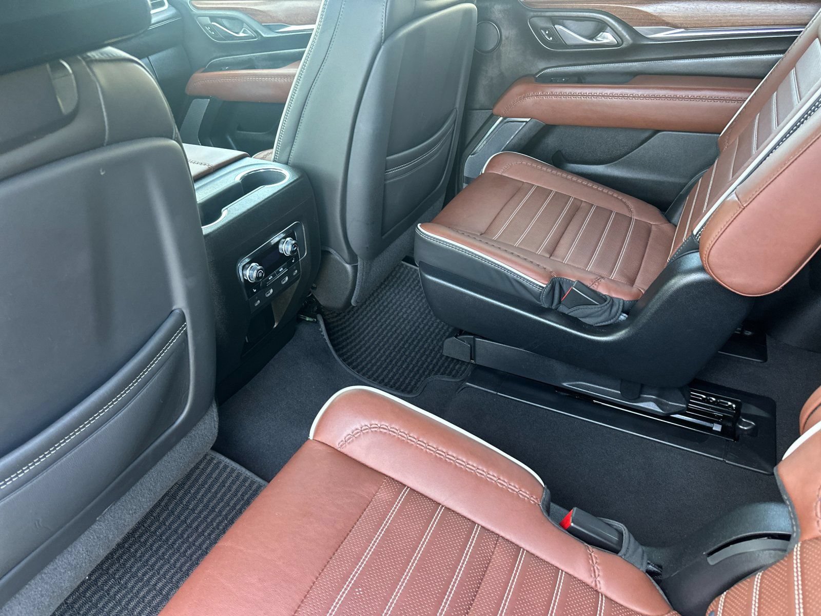 Used 2023 GMC Yukon Denali Ultimate AWD/4WD image 12