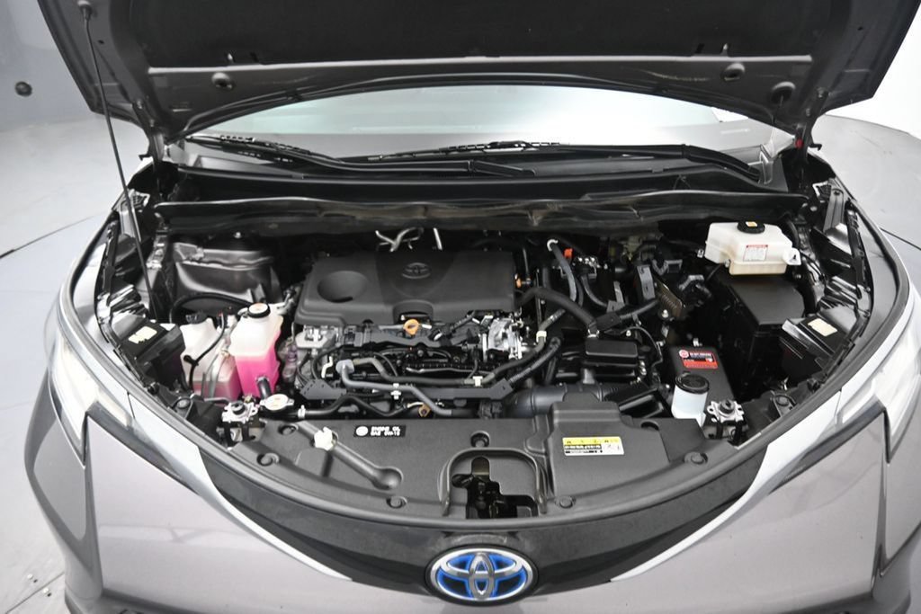 Used 2021 Toyota Sienna Limited FWD image 9