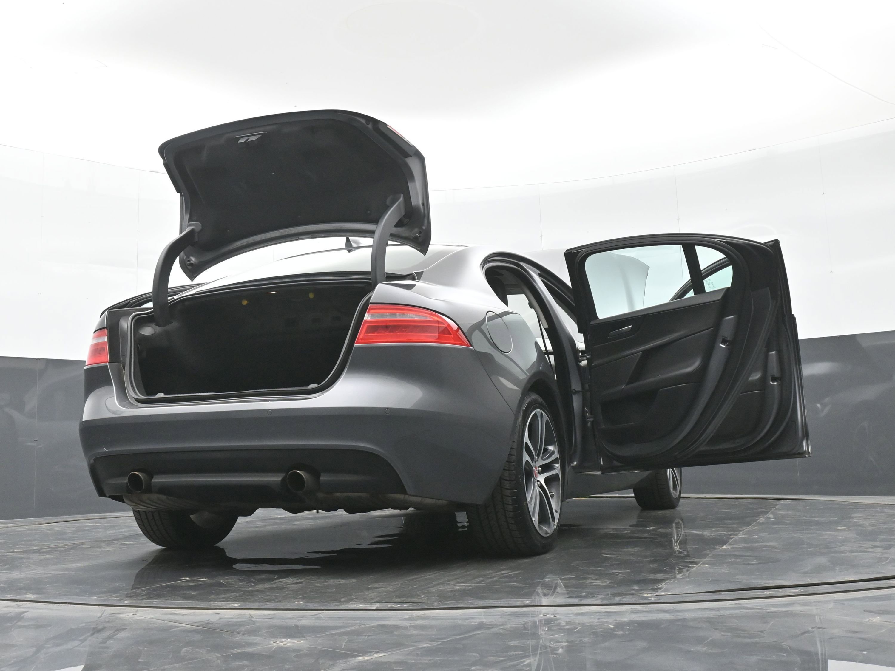 Used 2017 Jaguar XE Premium AWD/4WD image 49