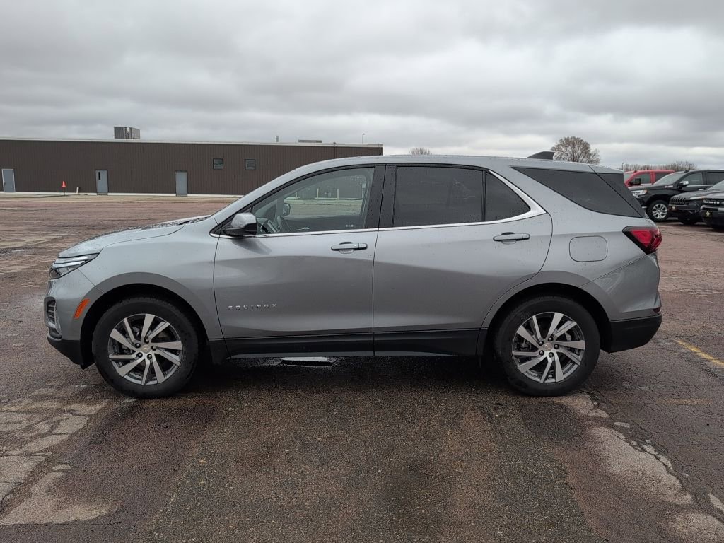 Used 2023 Chevrolet Equinox LT image 2