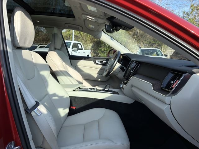 Used 2022 Volvo XC60 B5 Momentum image 19
