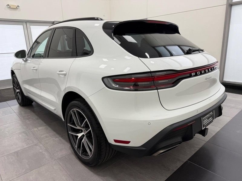 Certified 2025 Porsche Macan AWD/4WD image 3