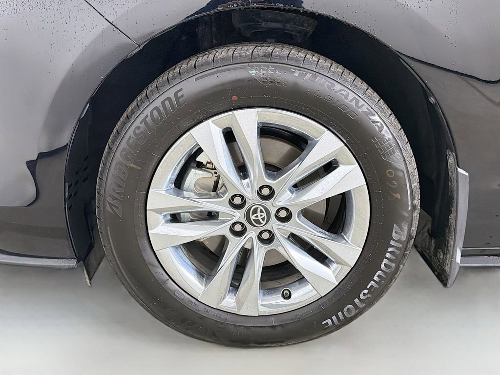 Used 2025 Toyota Sienna Limited image 31