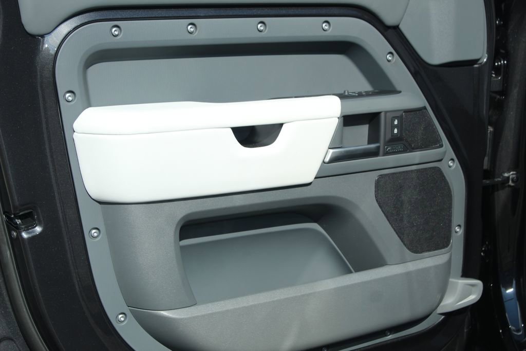 New 2026 Land Rover Defender 130 X-Dynamic SE image 19