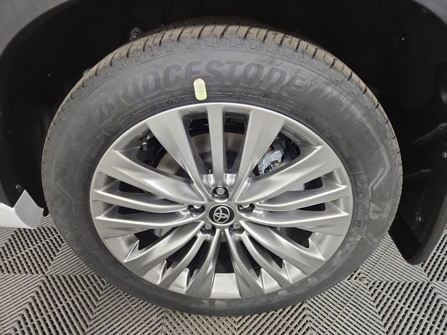 Used 2025 Toyota Highlander Platinum image 11