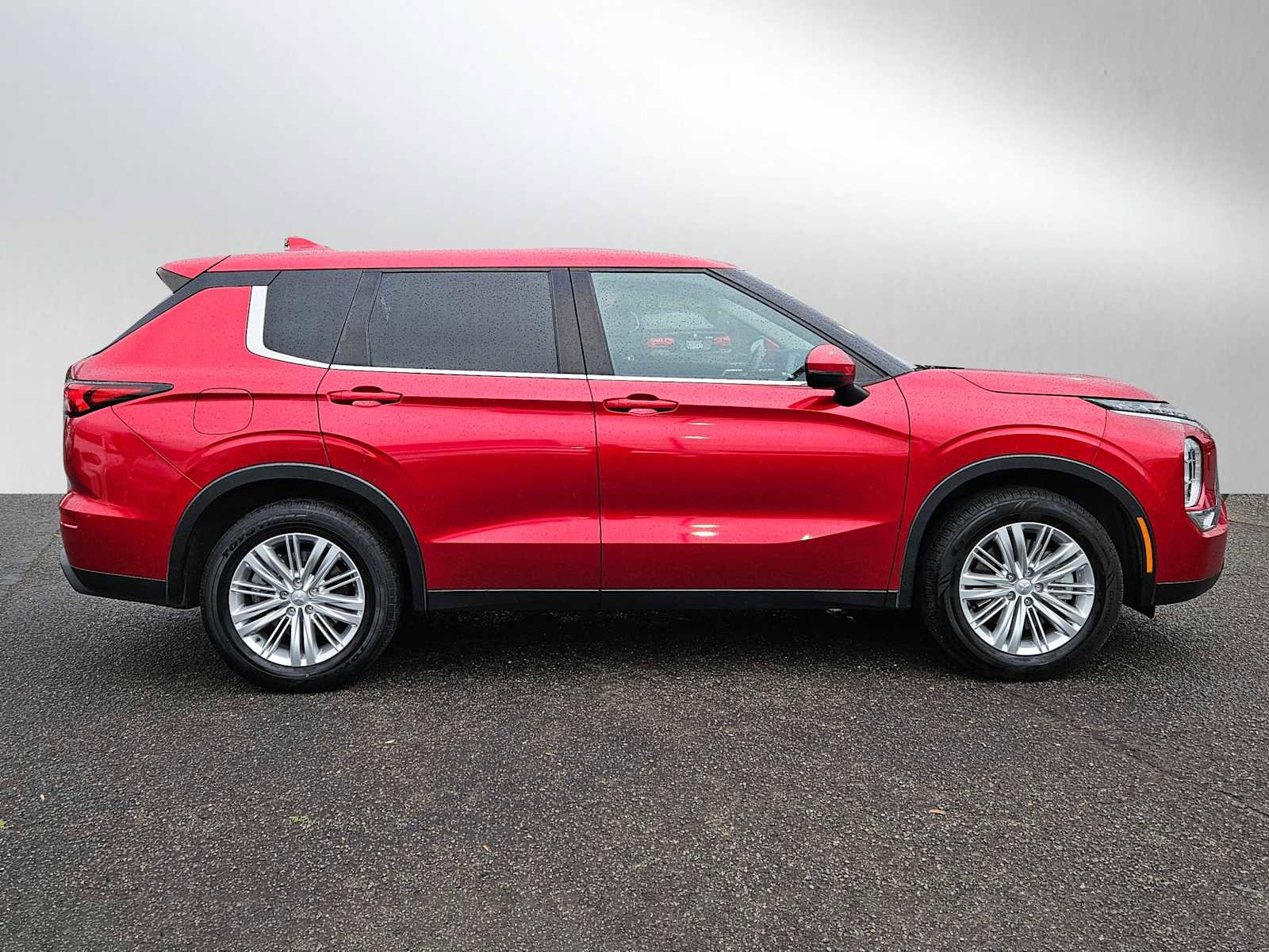 Used 2022 Mitsubishi Outlander ES image 2