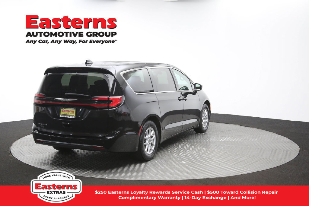 Used 2023 Chrysler Pacifica Touring-L FWD image 42