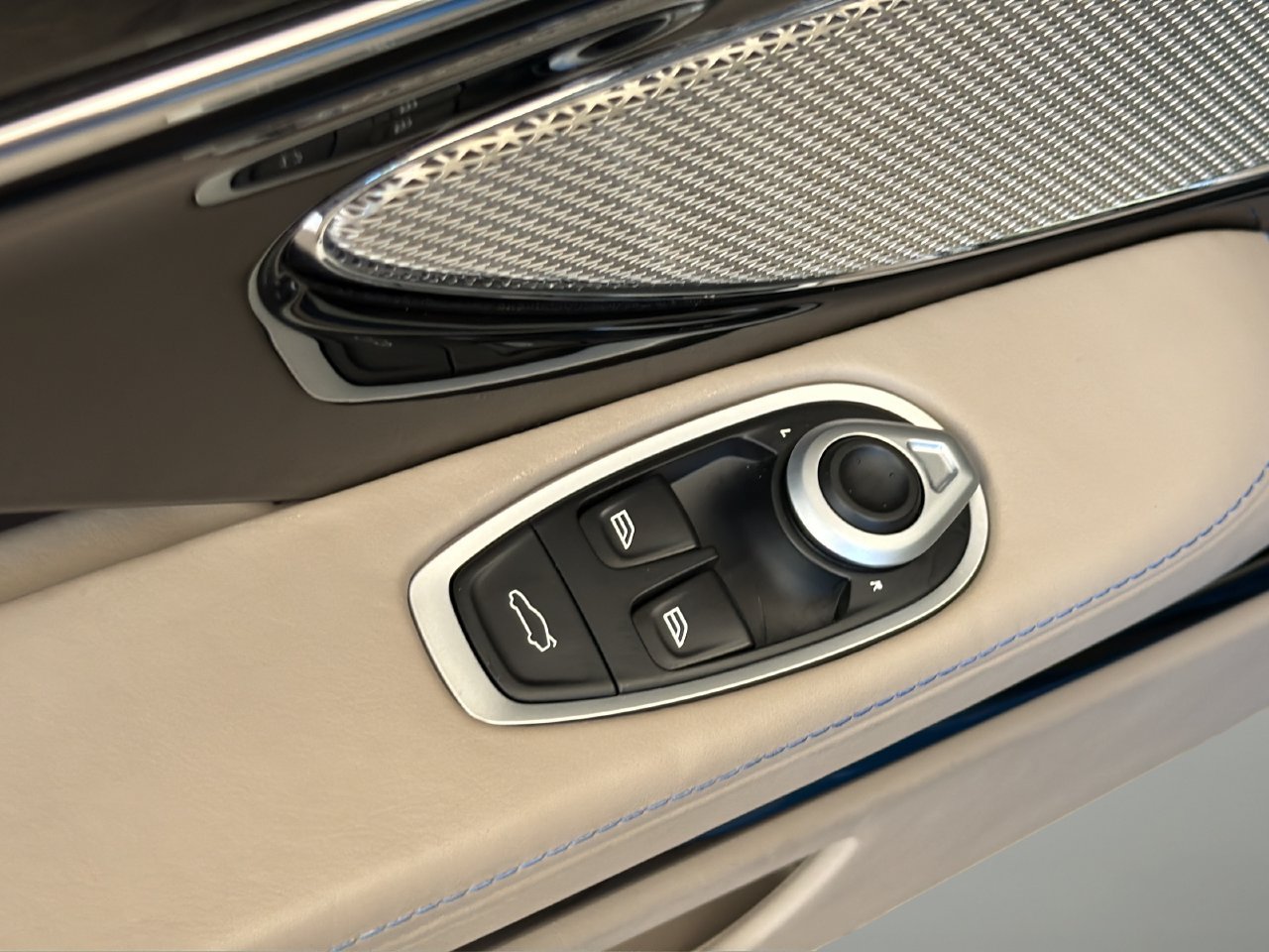 Used 2024 Aston Martin DB12 Coupe RWD image 19