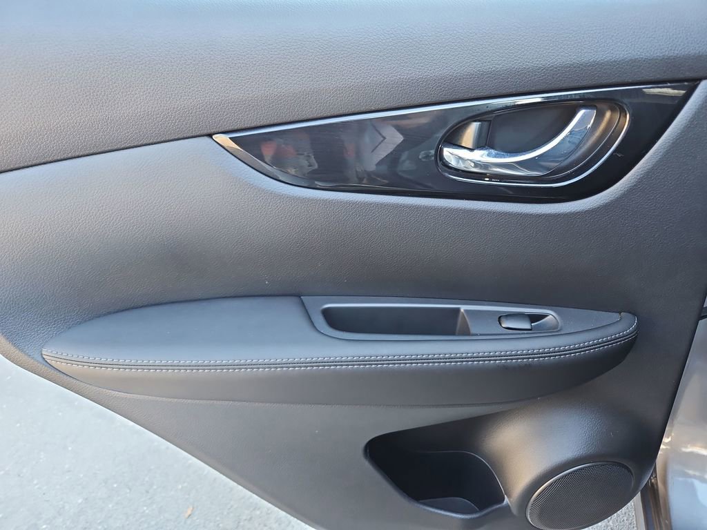 Used 2021 Nissan Rogue Sport SV w/ Technology Package image 28