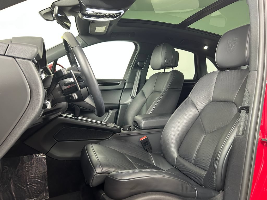 Certified 2025 Porsche Macan AWD/4WD image 5