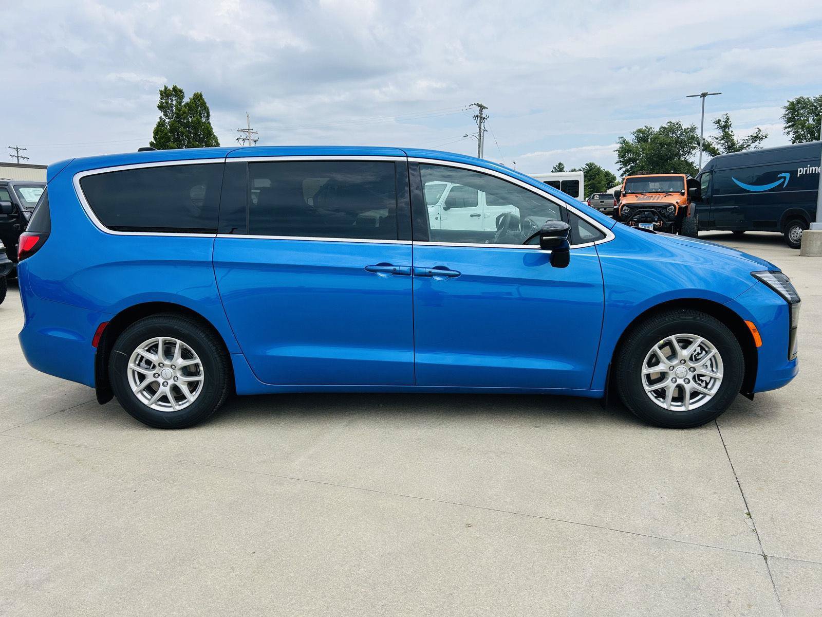 New 2027 Chrysler Pacifica Select FWD image 39