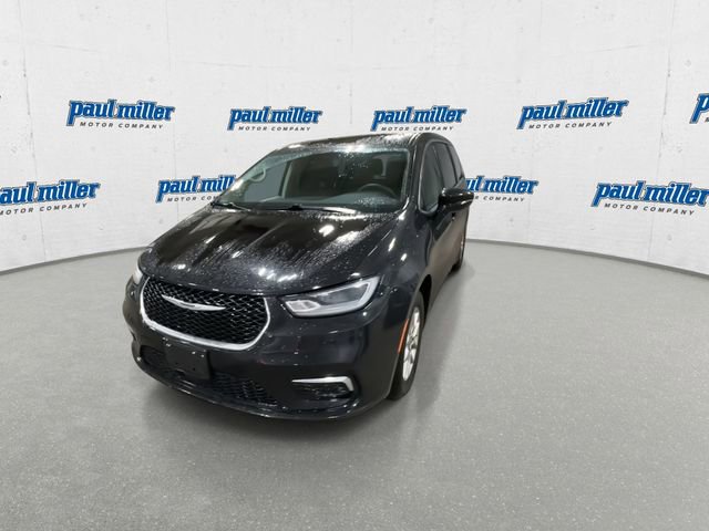 Used 2024 Chrysler Pacifica Touring-L image 4