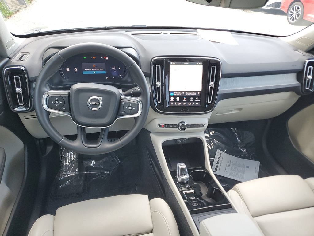 Used 2025 Volvo XC40 B5 Plus AWD/4WD image 3