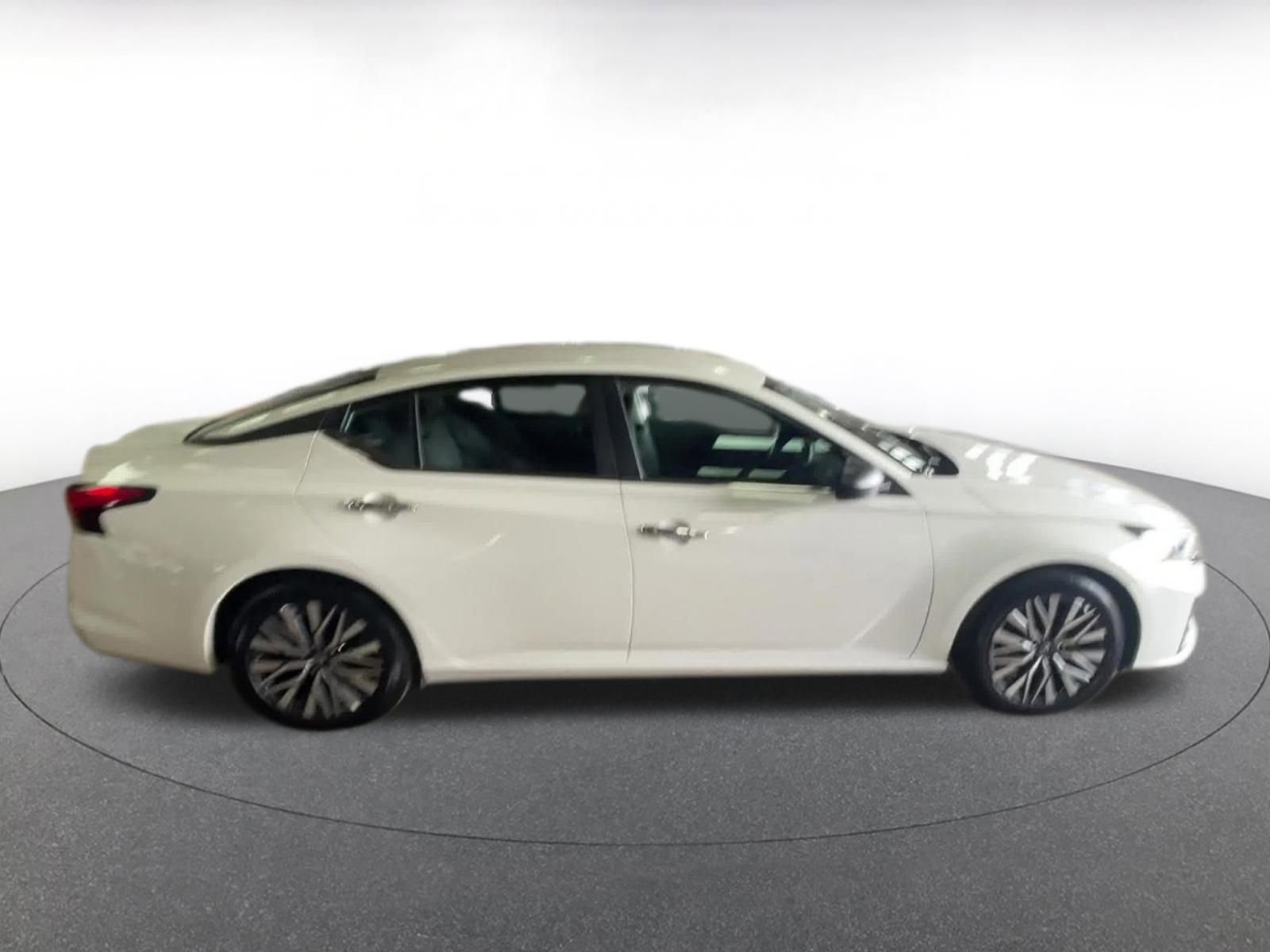 Used 2025 Nissan Altima 2.5 SV FWD image 16