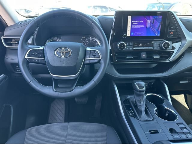 Used 2024 Toyota Highlander LE FWD image 7